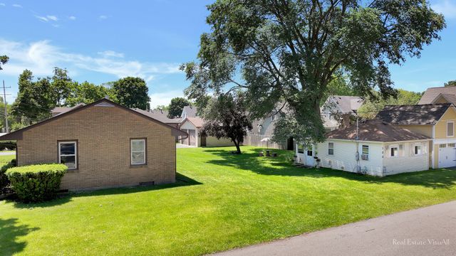 319 N Lord Avenue, Carpentersville, IL 60110