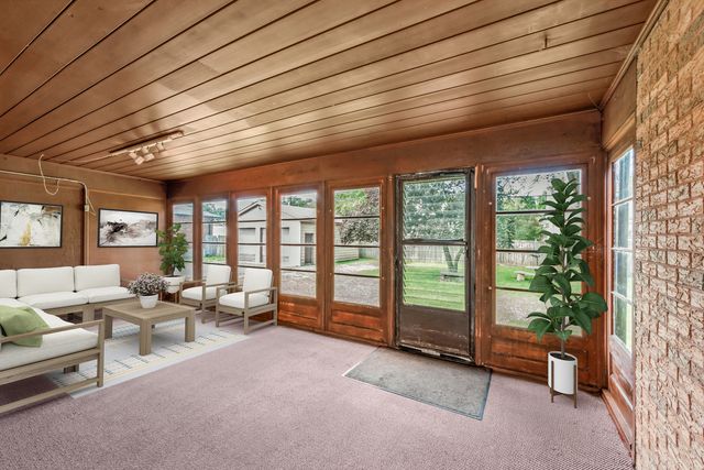 319 N Lord Avenue, Carpentersville, IL 60110