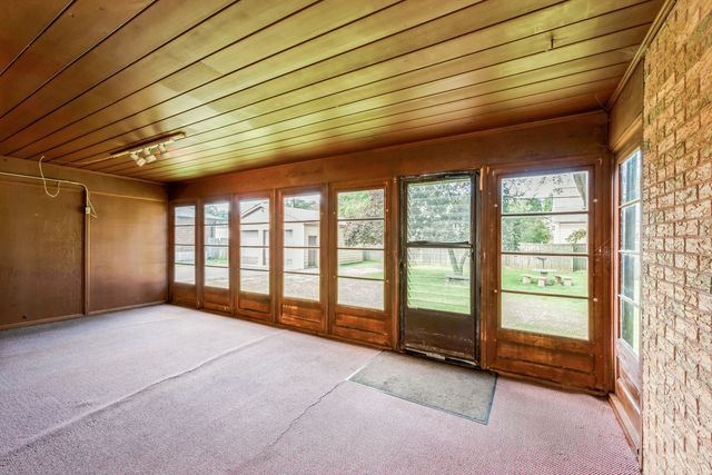 319 N Lord Avenue, Carpentersville, IL 60110