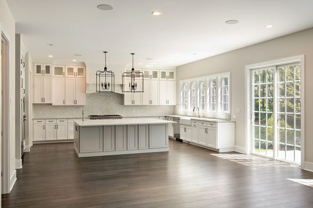 9 Schaffner Ln, Dover, MA 02030