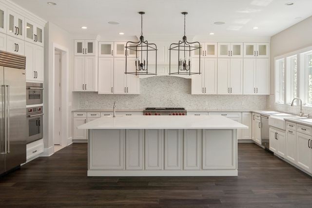 9 Schaffner Ln, Dover, MA 02030