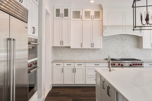 9 Schaffner Ln, Dover, MA 02030