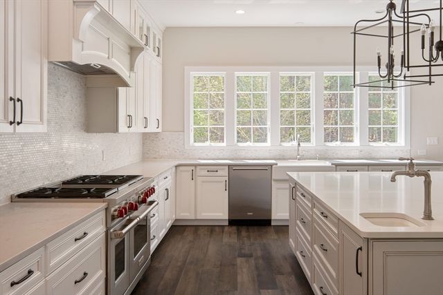 9 Schaffner Ln, Dover, MA 02030