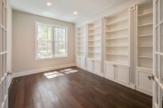 9 Schaffner Ln, Dover, MA 02030