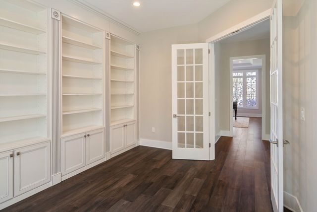 9 Schaffner Ln, Dover, MA 02030