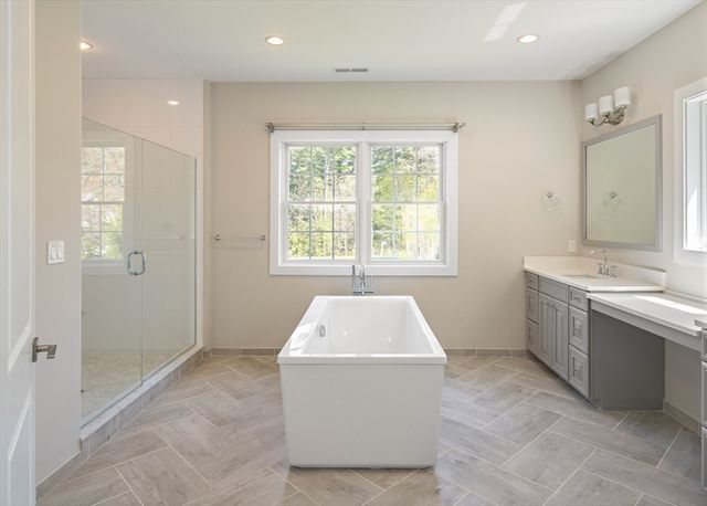 9 Schaffner Ln, Dover, MA 02030