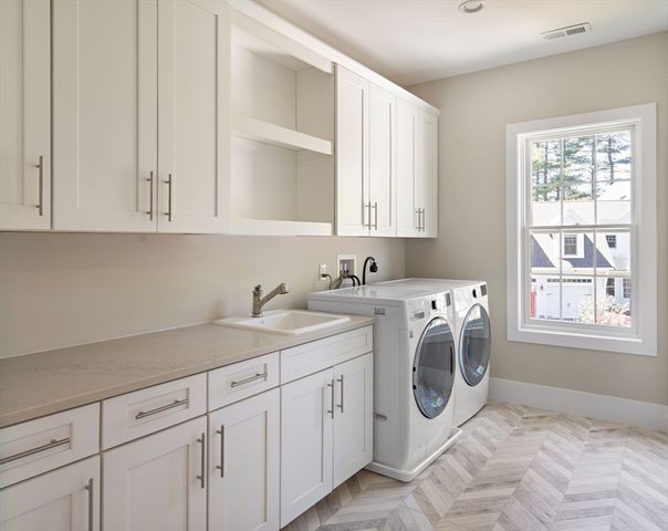 9 Schaffner Ln, Dover, MA 02030