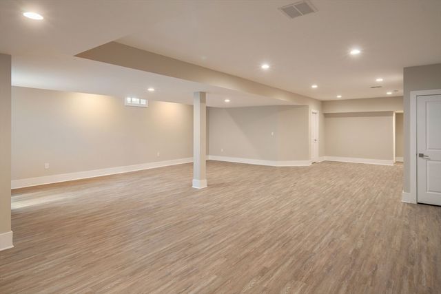 9 Schaffner Ln, Dover, MA 02030