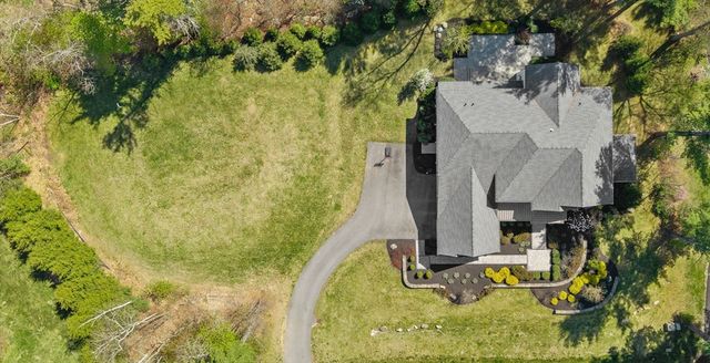 9 Schaffner Ln, Dover, MA 02030