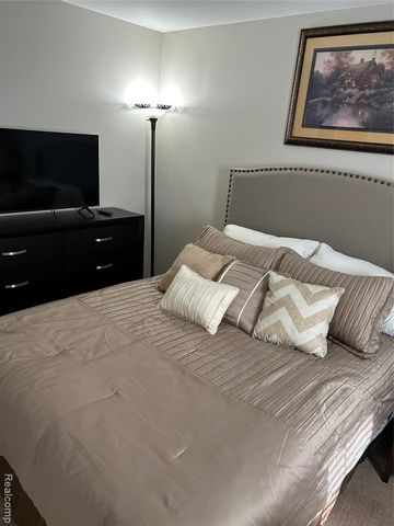 1584 Kings Cove Drive, Rochester Hills, MI 48306