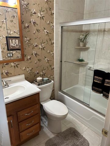 1584 Kings Cove Drive, Rochester Hills, MI 48306