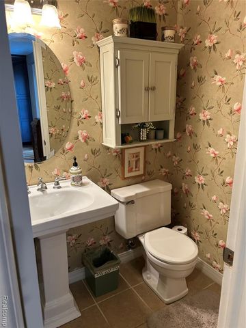 1584 Kings Cove Drive, Rochester Hills, MI 48306