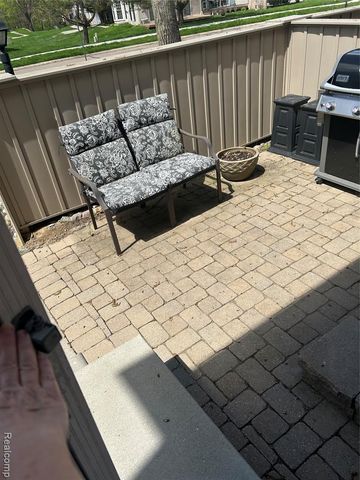1584 Kings Cove Drive, Rochester Hills, MI 48306