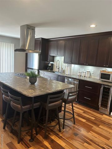 1584 Kings Cove Drive, Rochester Hills, MI 48306