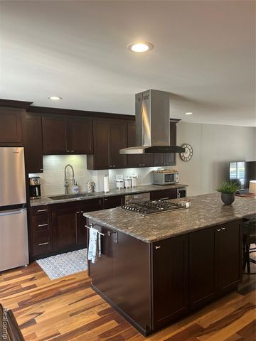 1584 Kings Cove Drive, Rochester Hills, MI 48306