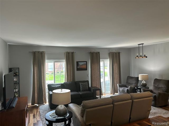 1584 Kings Cove Drive, Rochester Hills, MI 48306