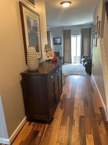 1584 Kings Cove Drive, Rochester Hills, MI 48306