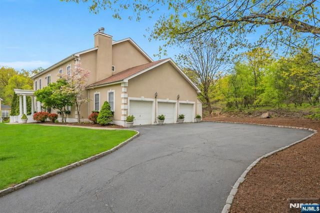16 Lenape Trail, Montclair, NJ 07009