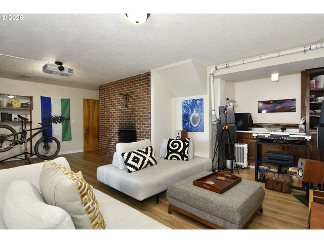 2405 Ne MORGAN St, Portland, OR 97211