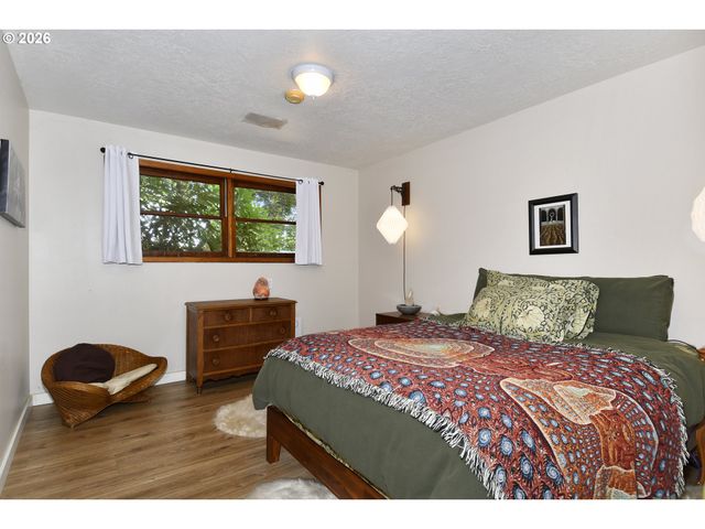 2405 Ne MORGAN St, Portland, OR 97211