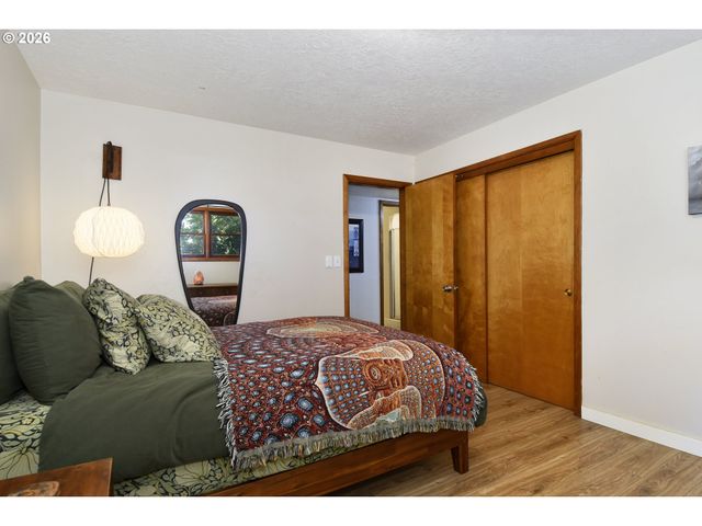 2405 Ne MORGAN St, Portland, OR 97211