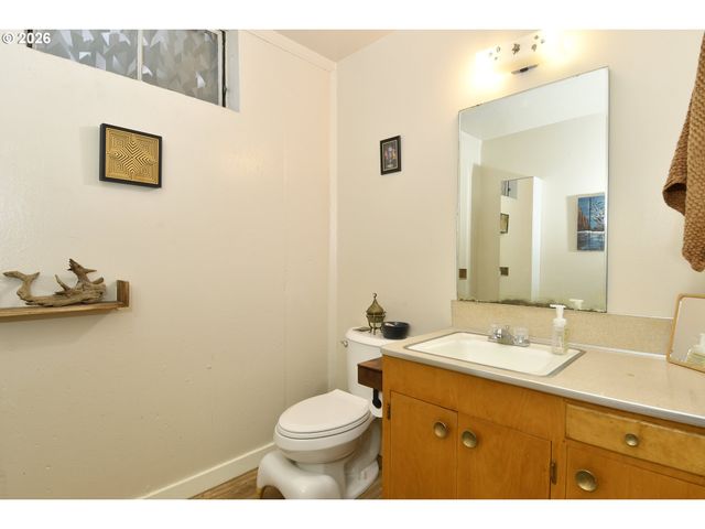 2405 Ne MORGAN St, Portland, OR 97211