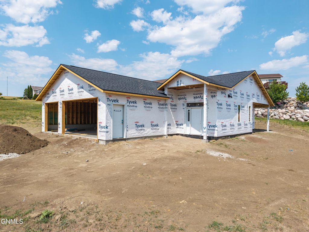 3004 Kingsley Road NW, Mandan, ND 58554 photo 1