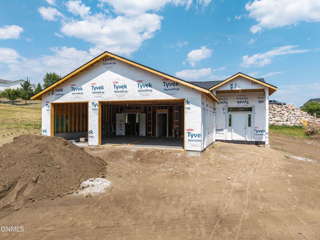 3004 Kingsley Road NW, Mandan, ND 58554 photo 2