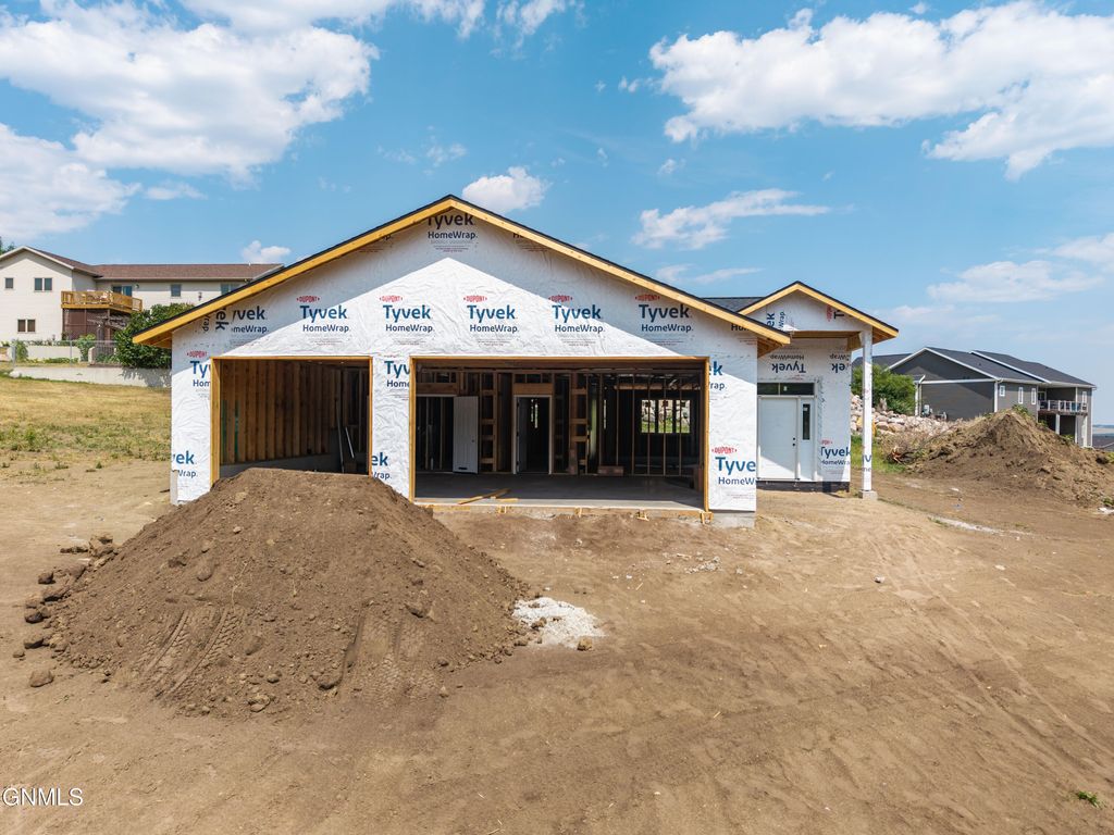 3004 Kingsley Road NW, Mandan, ND 58554 photo 3