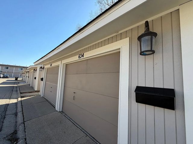 634 Robin Court, Grayslake, IL 60030