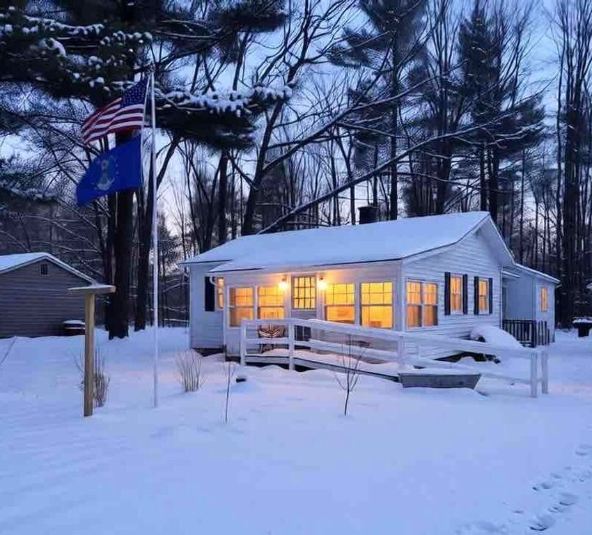 78 W John Street, Newaygo, MI 49337