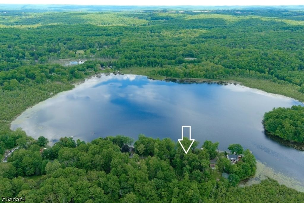 26 W Lakeside Ln, Hampton Twp., NJ 07860