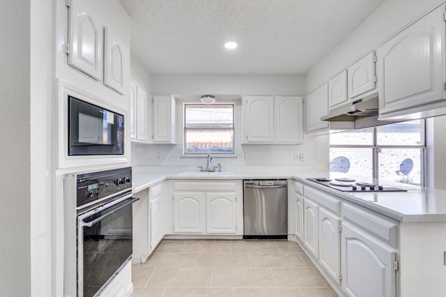 1129 Briar Oaks Drive, Irving, TX 75060