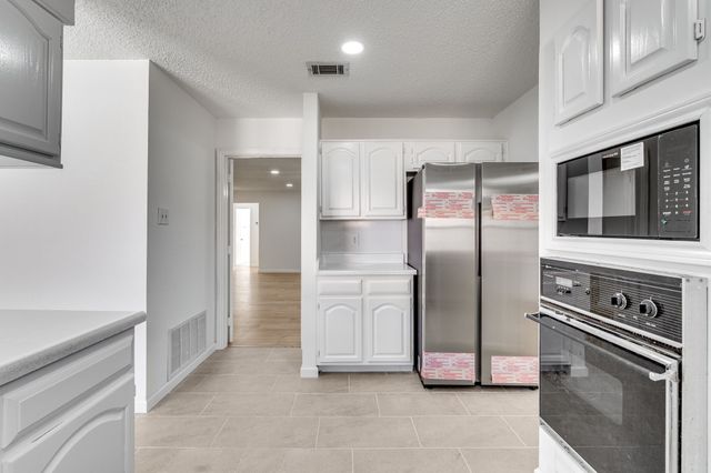 1129 Briar Oaks Drive, Irving, TX 75060