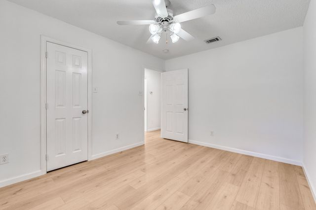 1129 Briar Oaks Drive, Irving, TX 75060