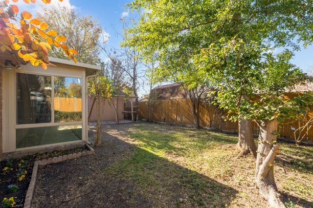 1129 Briar Oaks Drive, Irving, TX 75060