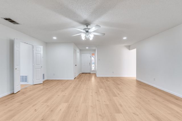 1129 Briar Oaks Drive, Irving, TX 75060