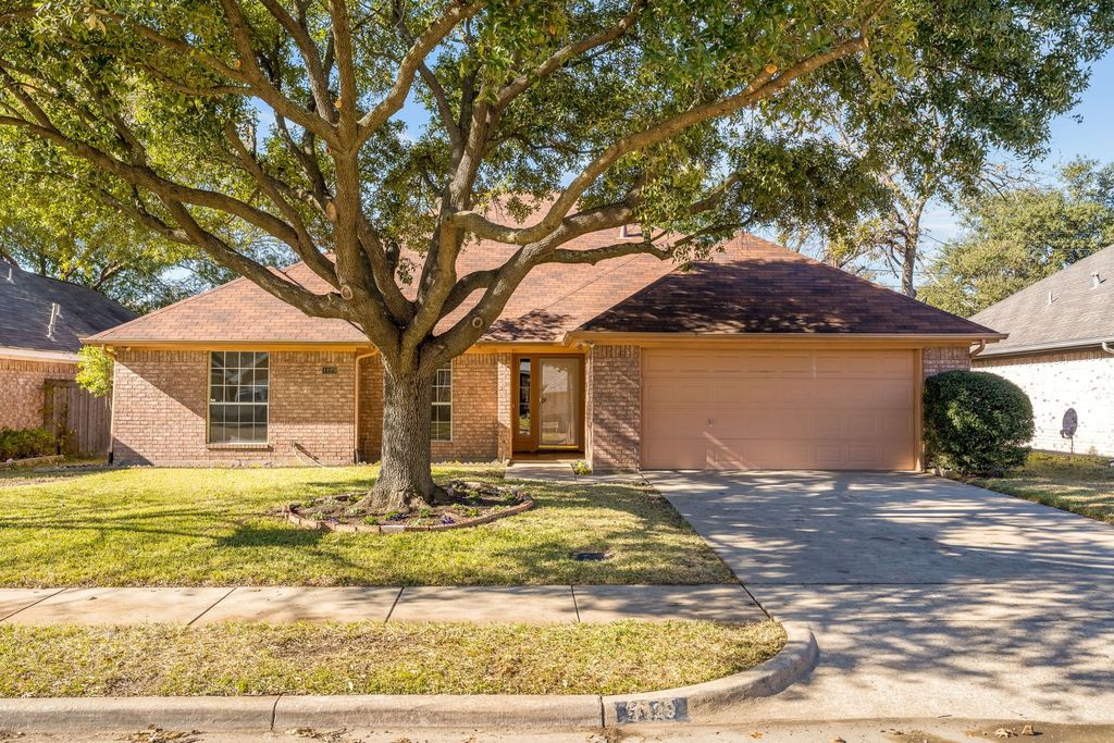 1129 Briar Oaks Drive, Irving, TX 75060