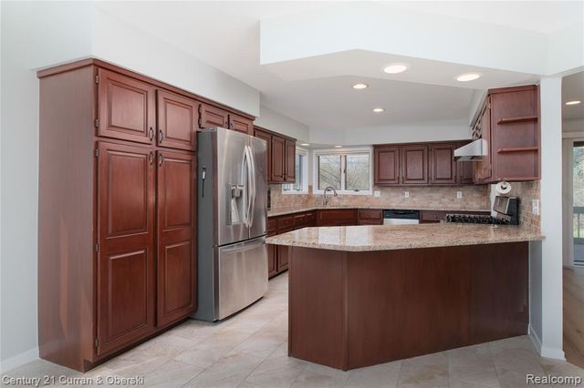 1083 N Livernois Road, Rochester Hills, MI 48306