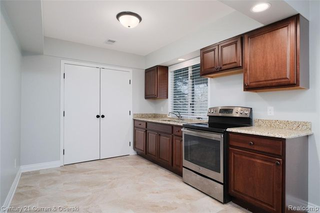 1083 N Livernois Road, Rochester Hills, MI 48306
