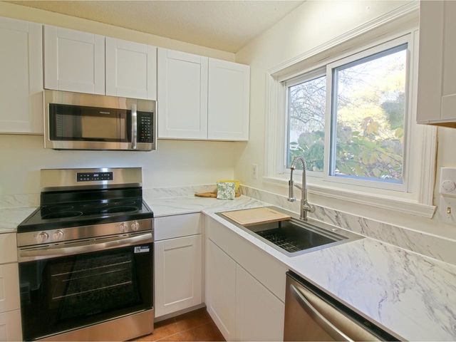 B10 Stonehedge Drive, South Burlington, VT 05403