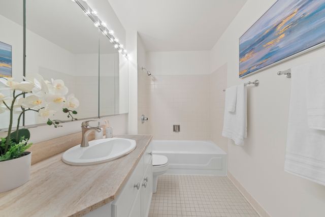 195 N Harbor Drive 209, Chicago, IL 60601