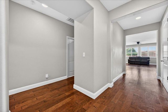 1776 N Mcpherson Lane, Clovis, CA 93619