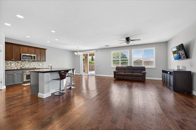 1776 N Mcpherson Lane, Clovis, CA 93619