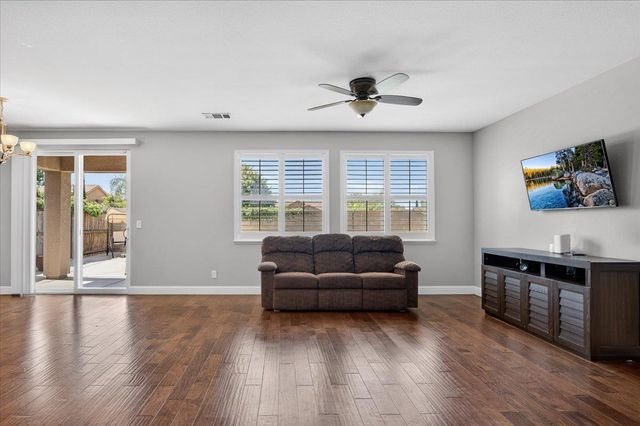 1776 N Mcpherson Lane, Clovis, CA 93619