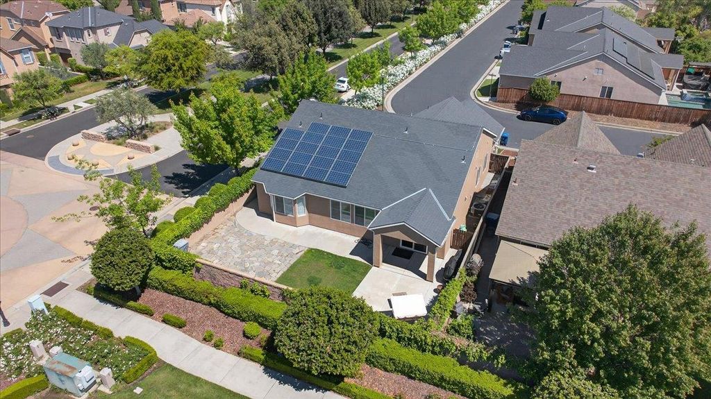 Image 2 of property listing at 1776 N Mcpherson Lane, Clovis, CA 93619