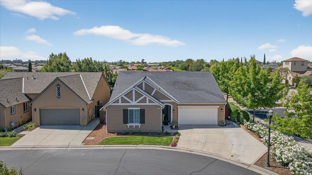 Image 3 of property listing at 1776 N Mcpherson Lane, Clovis, CA 93619