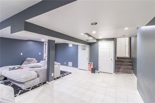 1139 NE Clubhouse Court, Lee's Summit, MO 64086