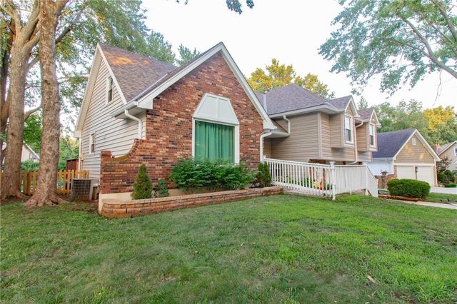 1139 NE Clubhouse Court, Lee's Summit, MO 64086