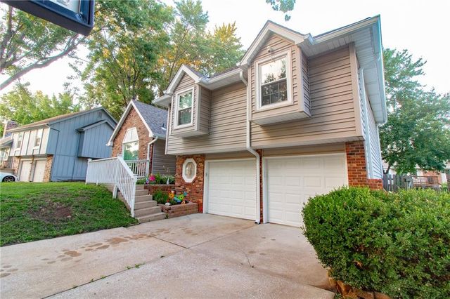 1139 NE Clubhouse Court, Lee's Summit, MO 64086